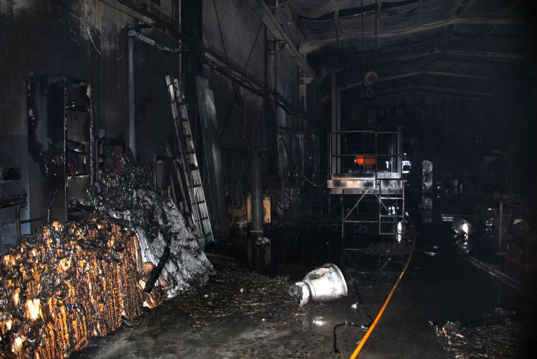 Interior de la nave incendiada