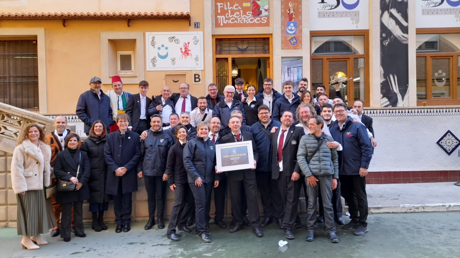 Representantes de La Lira de Quatretonda recibieron el primer premio del concurso de interpretación de bandas de las Fiestas de Bocairent a las puertas del &#039;maset&#039; de la Filà Marrocs.