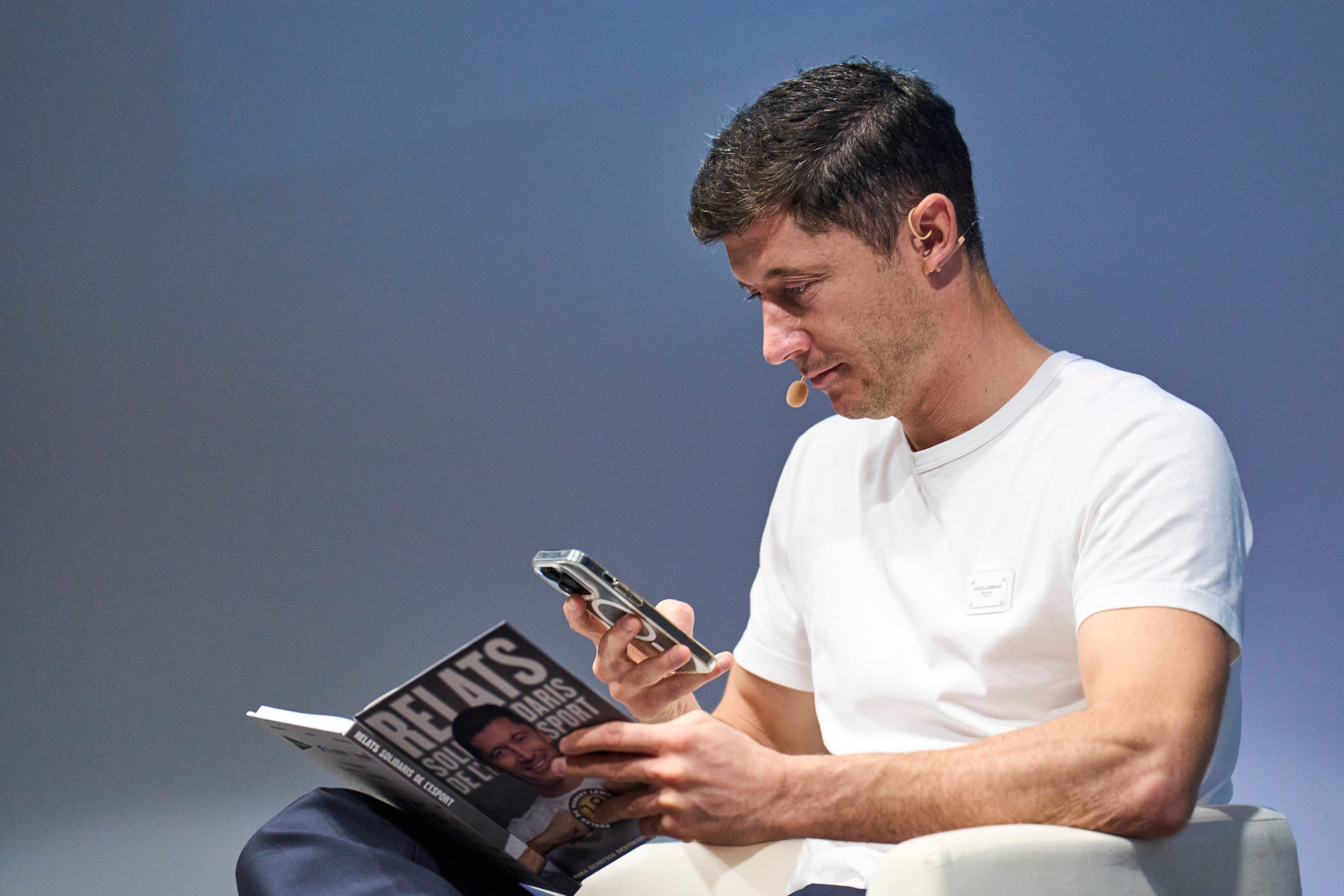 El delantero polaco del FC Barcelona Robert Lewandowski durante la presentación de la decimoctava edición del libro &#039;Relatos Solidarios&#039;. EFE/Alejandro García