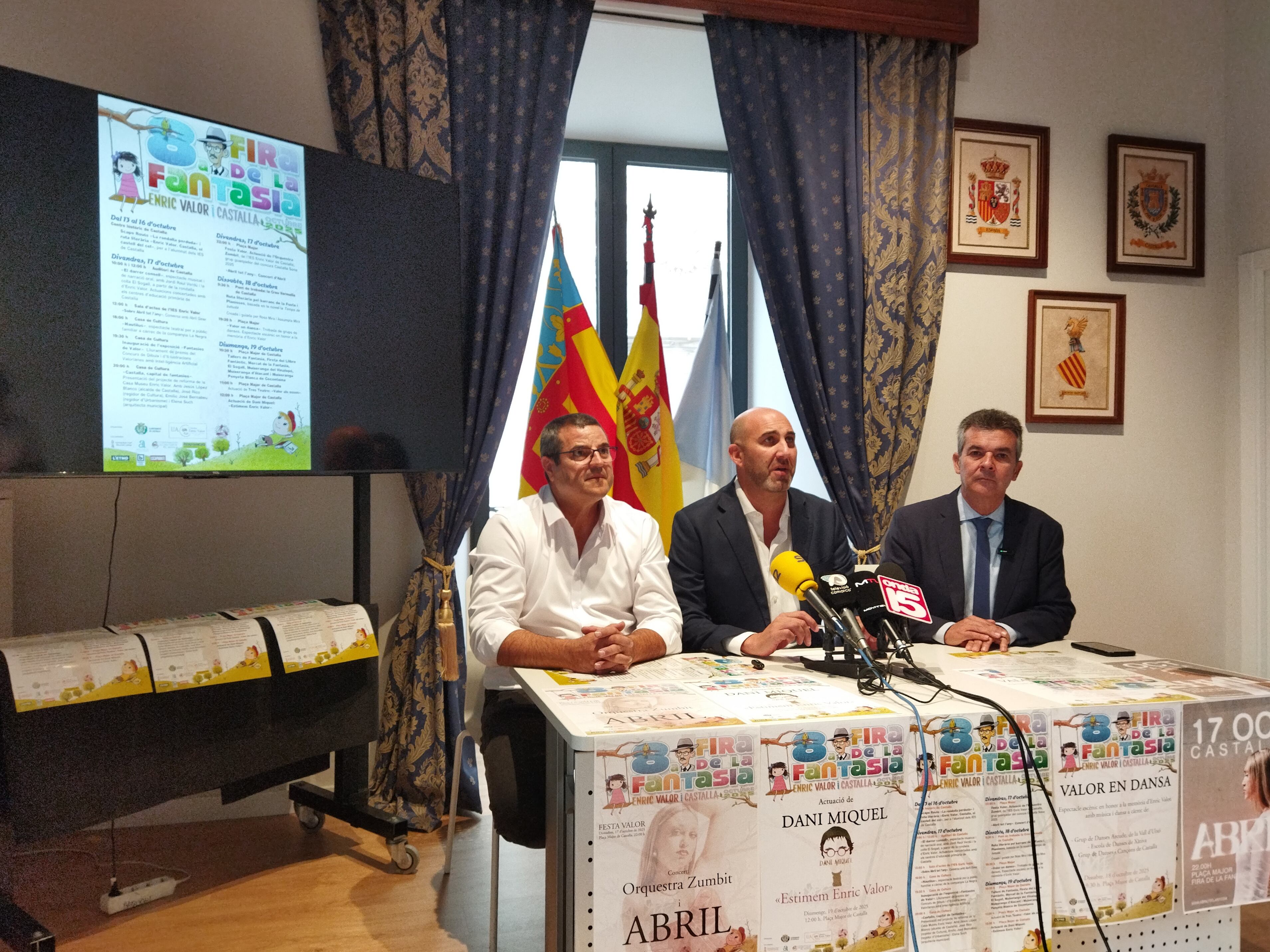 José Rico, edil de Cultura; Jesús López, alcalde de Castalla, y Joan Borja, director de la Càtedra Enric Valor de la UA, presentando la 8ª Fira de la Fantasia.