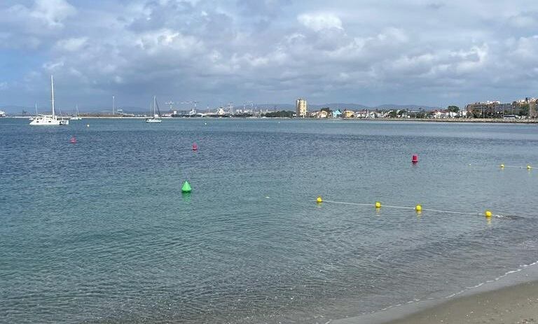Balizamiento en las playas de La Línea