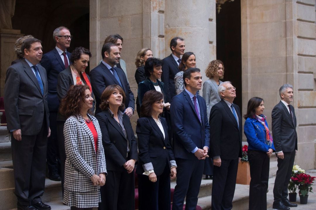 El presidente del Gobierno, Pedro Sánchez, junto a los miembros de su gabinete, antes del Consejo de Ministros. 