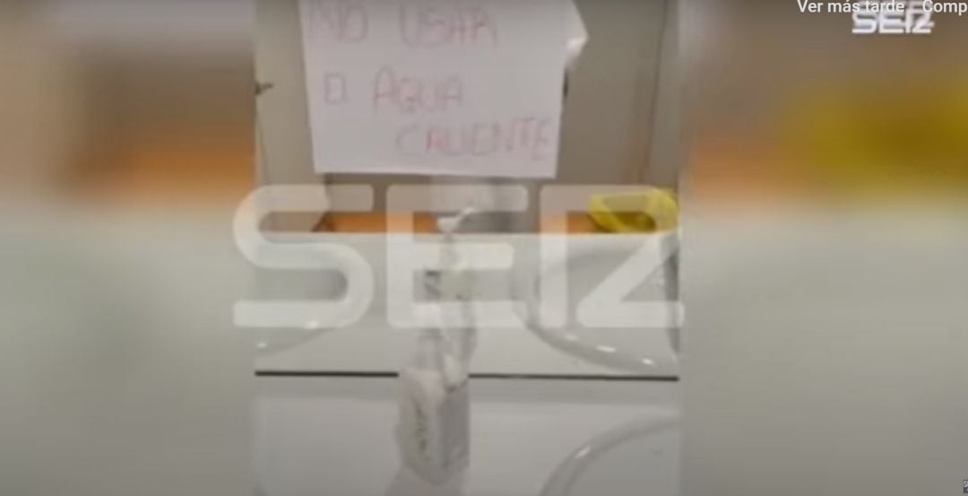 Captura del vídeo en el que se ve un cartel que pide a los pacientes que no usen el agua caliente.