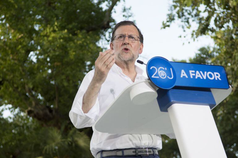 GRA514. SEVILLA, 23.06.2016.- El presidente del Gobierno en funciones y presidente del PP, Mariano Rajoy, durante su intervención en un acto electoral hoy en Sevilla dentro de la campaña para las elecciones generales del 26J. EFE.Raúl Caro