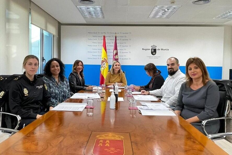 La consejera de Política Social, Familias e Igualdad, Conchita Ruiz, junto a los miembros del jurado durante la deliberación de las Distinciones 25N.