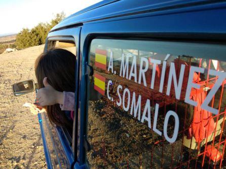 Blanca se asoma por la ventanilla de conductor del panda