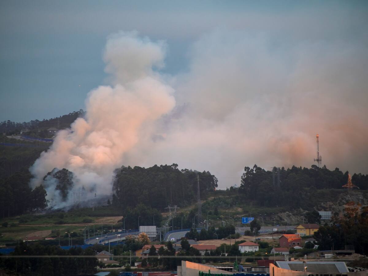 Extinguido el incendio forestal que amenazó viviendas y el Castro de Elviña