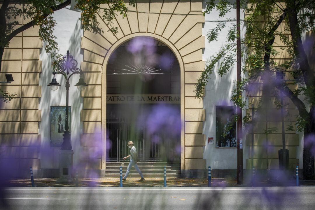Fachada principal del Teatro de la Maestranza en Sevilla, foto de archivo