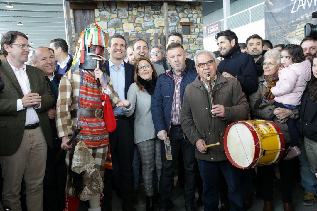 Pablo Casado y Alfonso Fernández Mañueco visitan la feria raíces