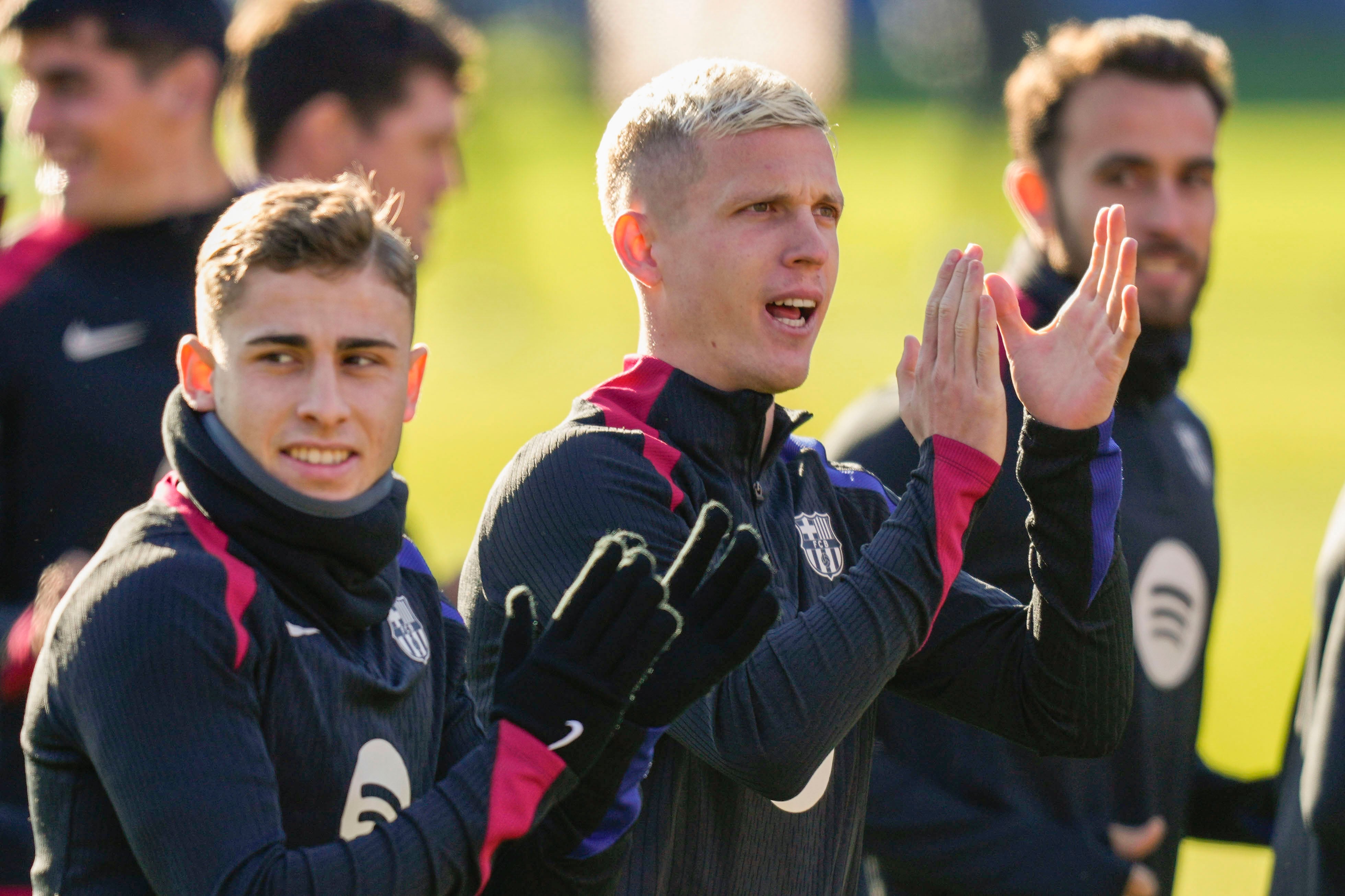 Fermin Lopez y Dani Olmo aplauden durante un entrenamiendo del Barça