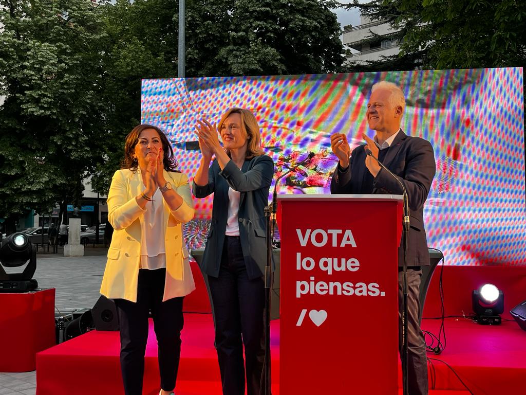 Concha Andreu, Pilar Alegría y Pablo Hermoso de Mendoza en el cierre de campaña en el parque Gallarza de Logroño