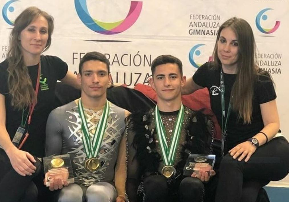 Los gimnastas roqueteros con sus entrenadoras.