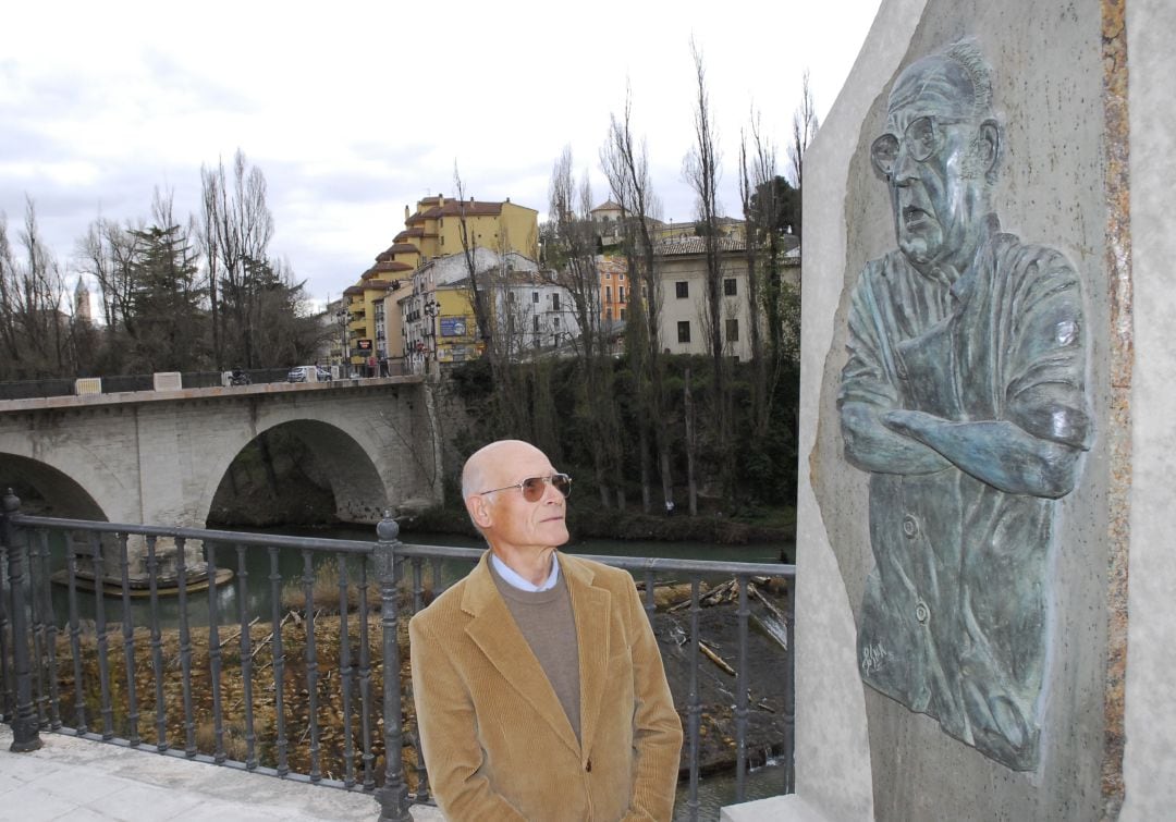 José Martìnez junto al monumento a Pedro Mercedes el día de su inauguración en 2008.