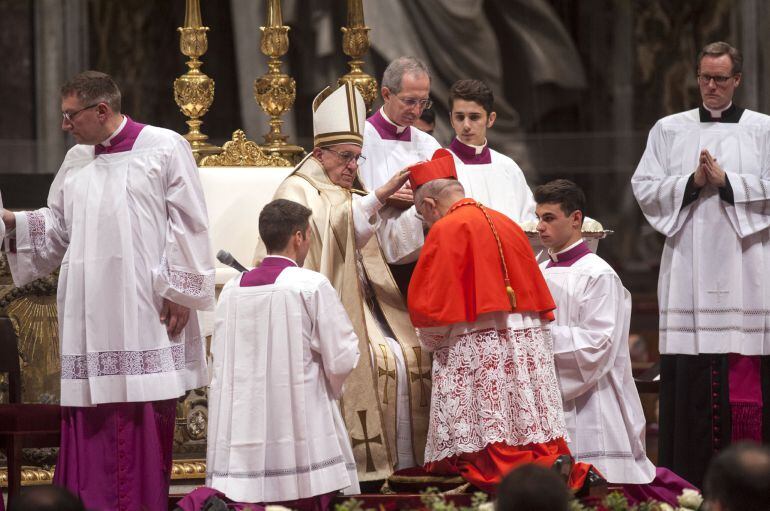 Carlos Osoro Sierra, recibe del papa Francisco la birreta cardenalicia y el anillo, durante la ceremonia de creación de los 17 nuevos cardenales celebrada hoy en la Basílica de San Pedro del Vaticano. 