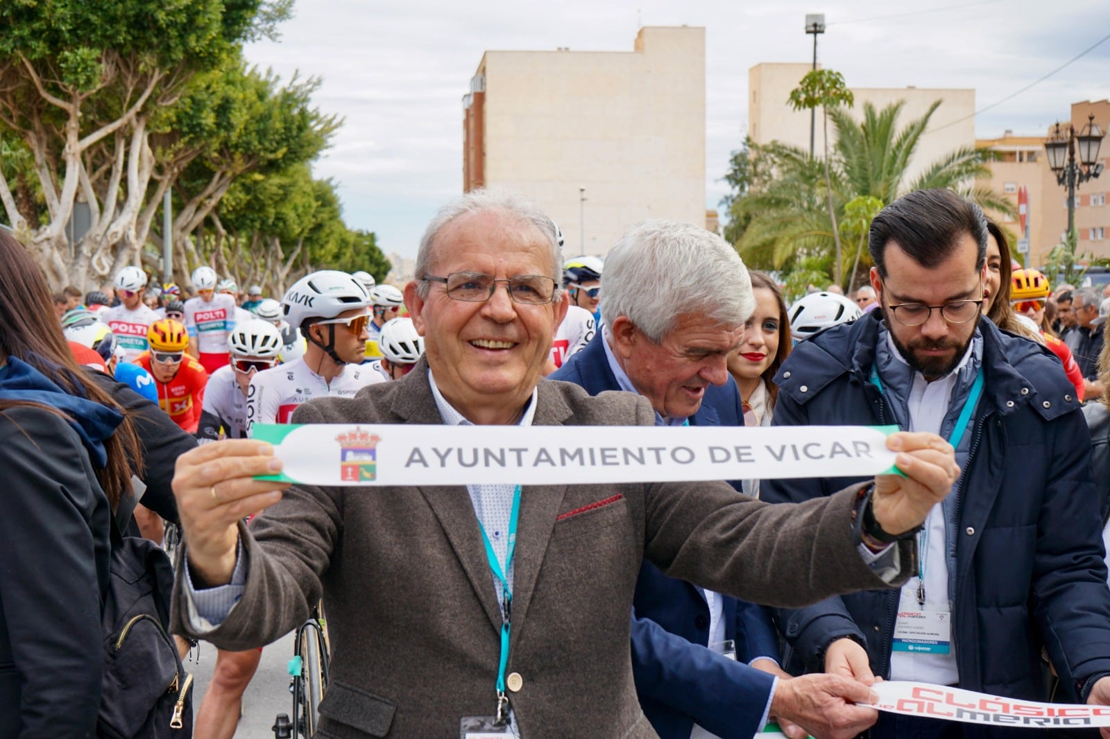 El alcalde de Vícar en la pasada edición de la competición de ciclismo.