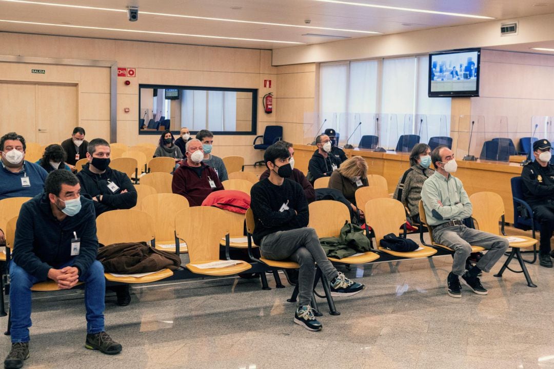 Militantes de las organizaciones independentistas gallegas Causa Galiza y Ceivara comparecen como acusados en la primera sesión de su juicio en la Audiencia Nacional, por realizar, según la Fiscalía, &quot;una actividad constante de apoyo, ensalzamiento y justificación de la actividad terrorista de Resistencia Galega&quot; este lunes, en la localidad madrileña de San Fernando de Henares.