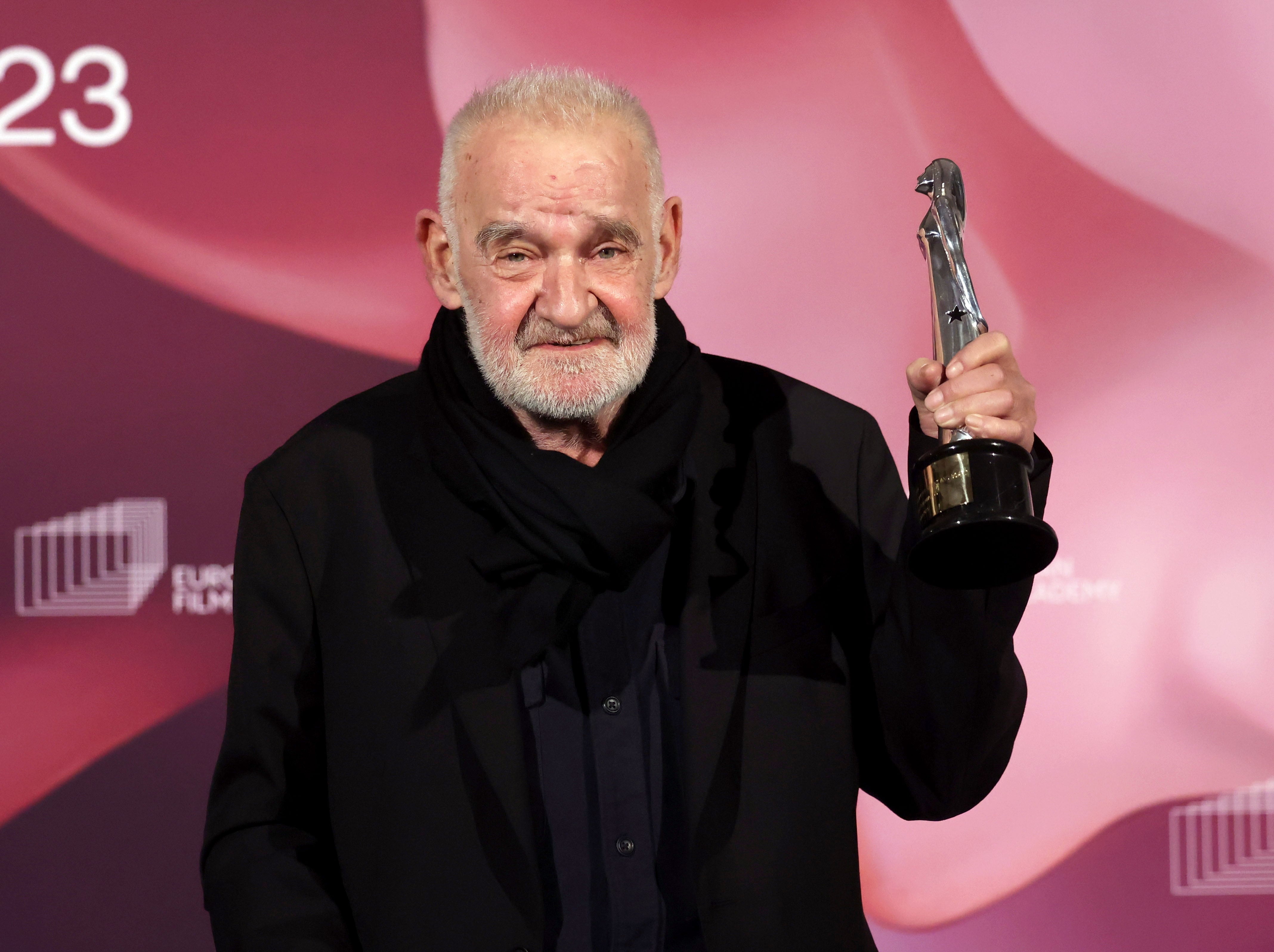 Berlin (Germany), 09/12/2023.- Hungarian filmmaker Bela Tarr poses with his honorary award of the academy president and board 2023 during the 36th European Film Awards in the Arena Berlin in Berlin, Germany, 09 December 2023. (Cine, Alemania) EFE/EPA/CLEMENS BILAN
