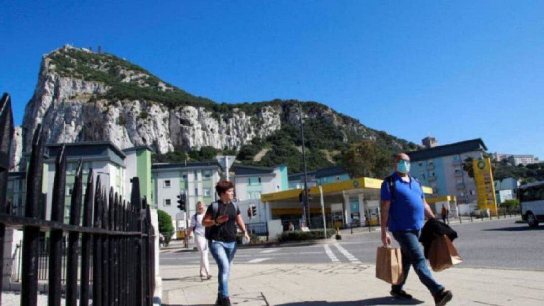 Varias personas caminan por Gibraltar.