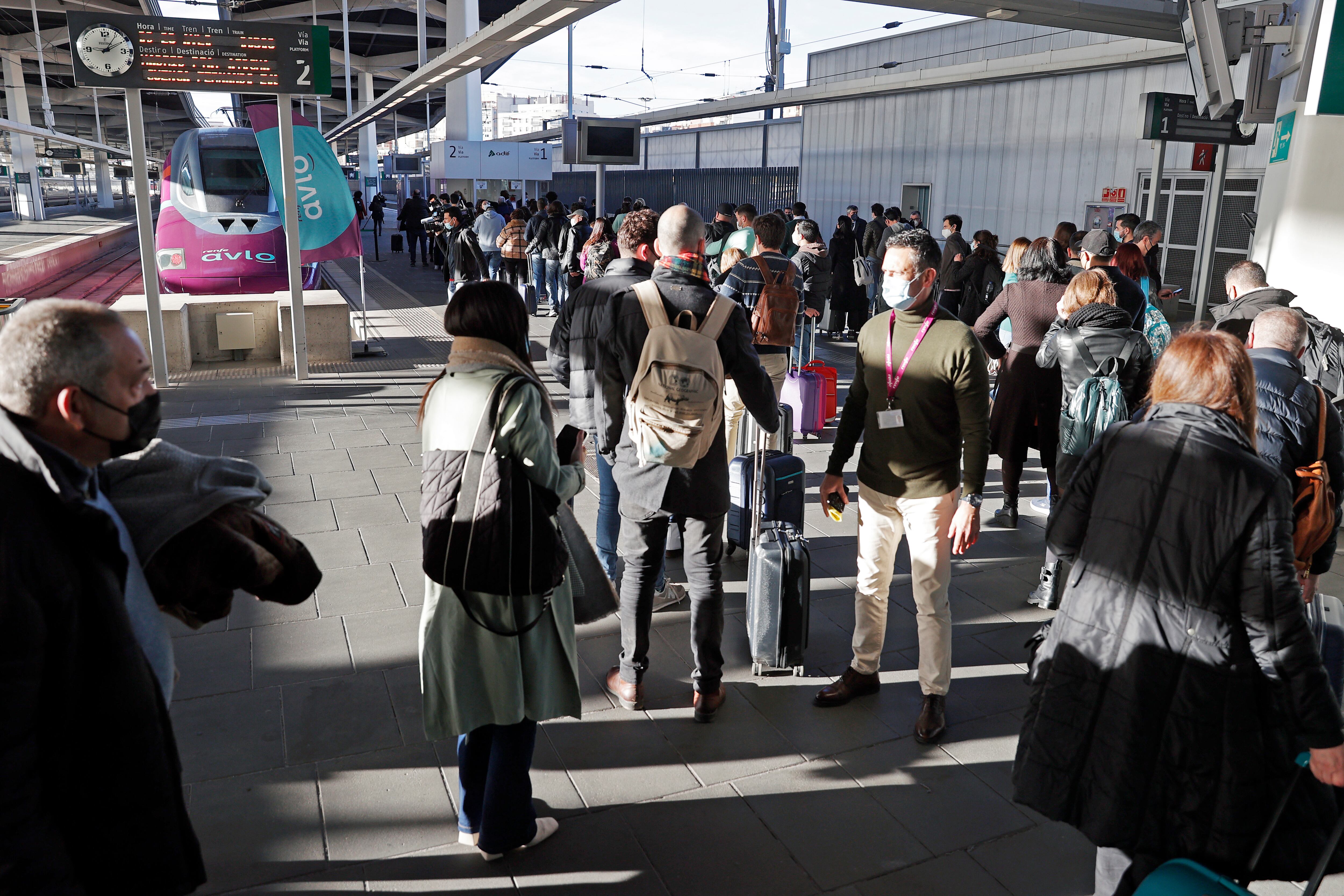 GRAFCVA3030. VALENCIA, 21/02/2022.- Numerosos pasajeros aguardan para subir al primer tren Avlo, el servicio de alta velocidad de bajo coste de Renfe, que inicia sus operaciones entre València y Madrid con 100.000 billetes ya vendidos, un 15 % de la oferta disponible durante el primer año de su funcionamiento. EFE/Manuel Bruque