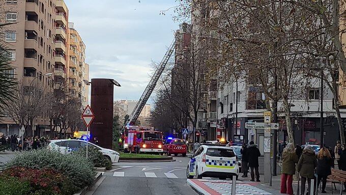 Bombers treballant en l&#039;extinció de l&#039;incendi