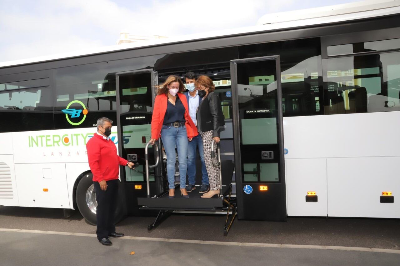 La presidenta del Cabildo de Lanzarote, María Dolores Corujo, en una de las nuevas guaguas junto a la gerente de Intercity Bus, Esther Cabrera, y el consejero de Transportes, Marcos Bergaz.