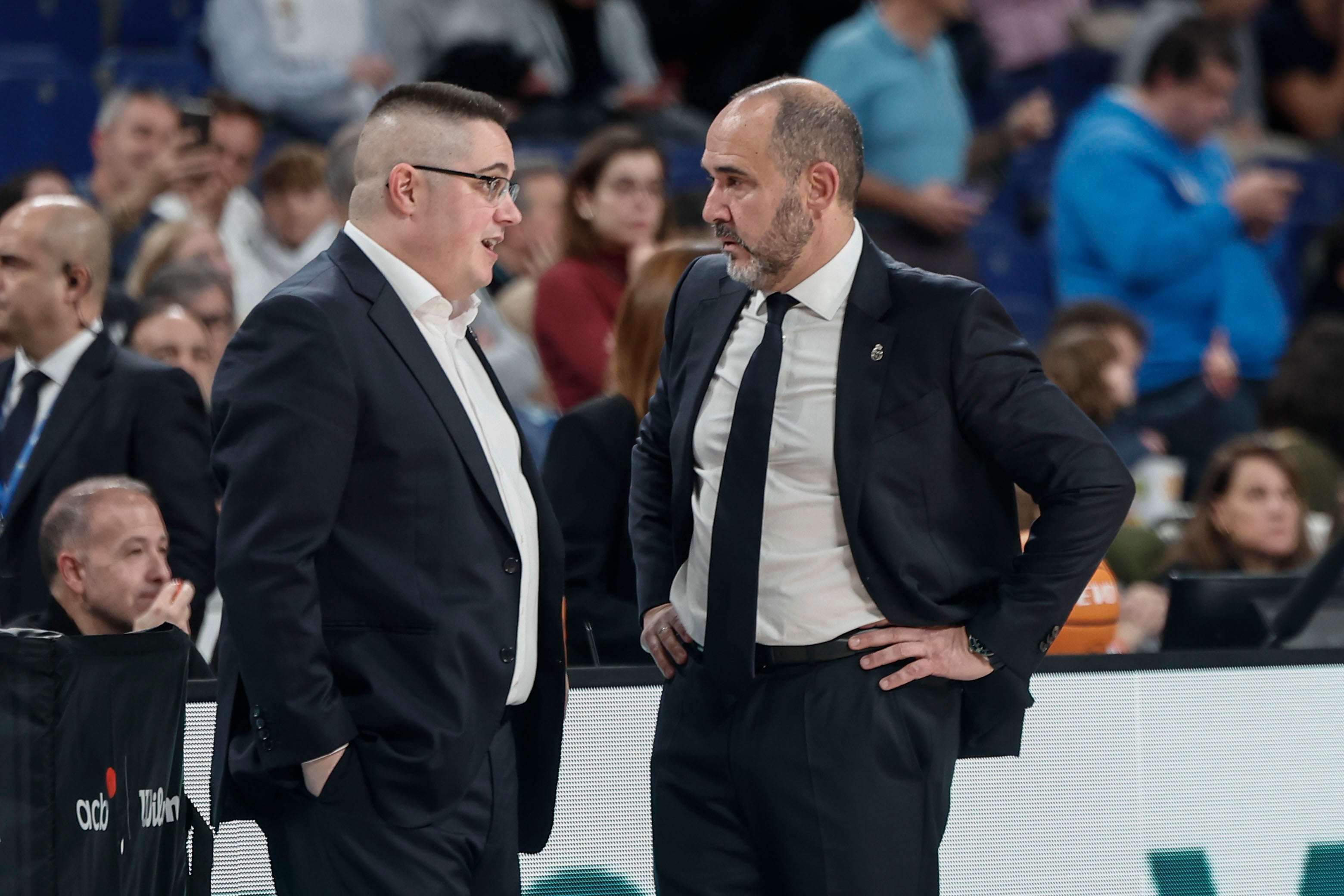 MADRID, 26/01/2025.-El entrenador del Real Madrid Chus Mateo y el entrenador del Leyma Coruña, durante el partido de la jornada 18 de la Liga Endesa, este domingo en el Palacio de los Deportes de Madrid.-EFE/ Sergio Pérez
