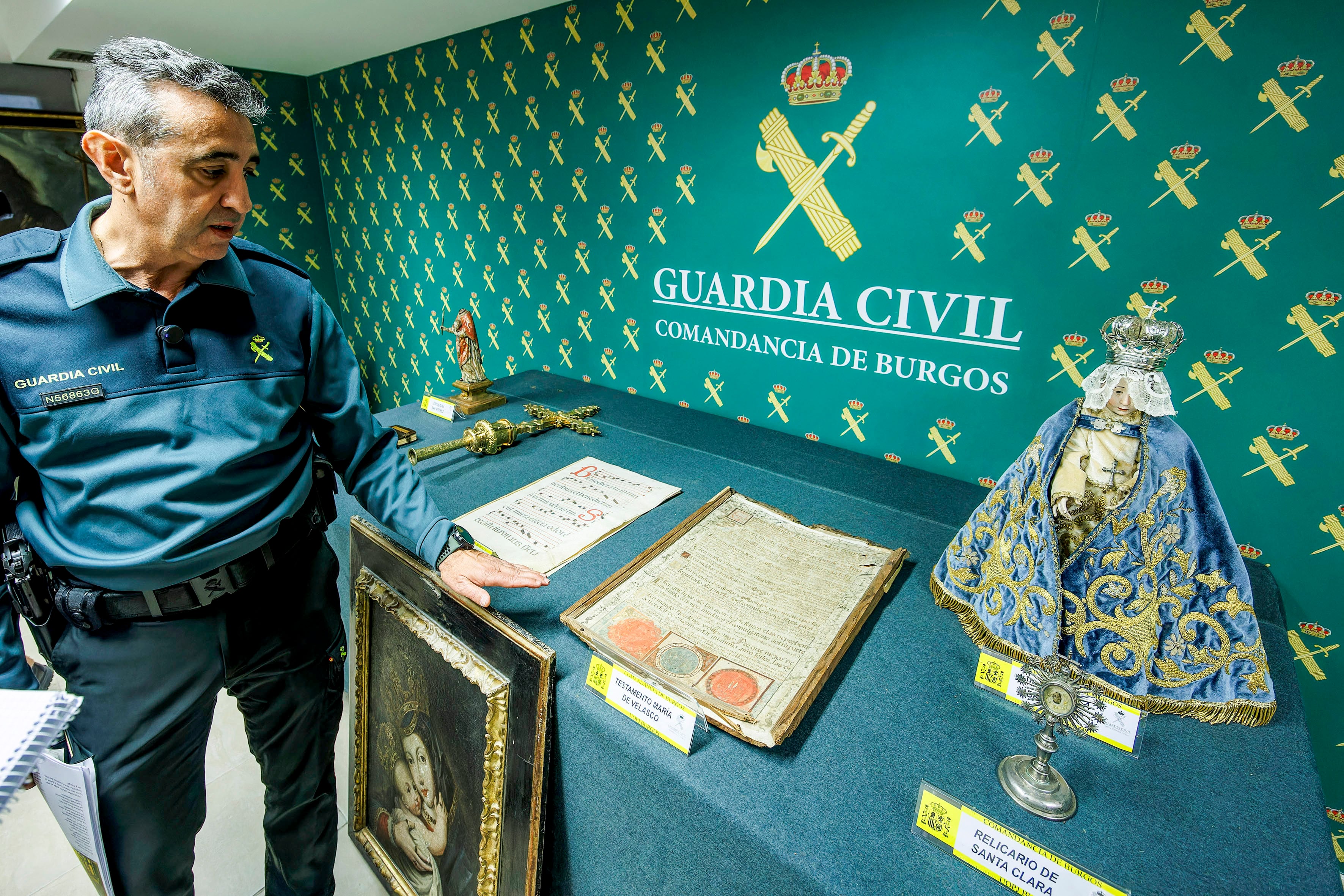 BURGOS, 03/12/2025.- La Guardia Civil de Burgos expone las piezas de arte sacro recuperadas y rescatadas tras ser vendidas por internet por la exabadesa Laura García de Viedma y a otra exmonja del monasterio de Belorado, en libertad provisional tras ser detenidas, investigadas por un delito de apropiación indebida, este miércoles en el Acuartelamiento de la Guardia Civil de Burgos. EFE/Santi Otero
