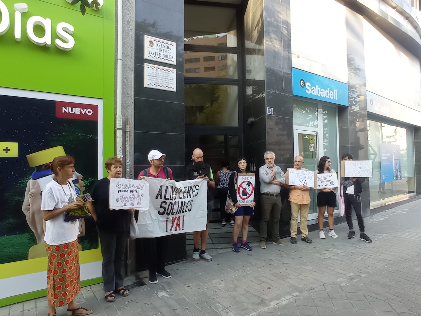 Activistas antidesahucio tratan de frenar el desalojo de Estrella en la avenida Xavier Soler de Alicante