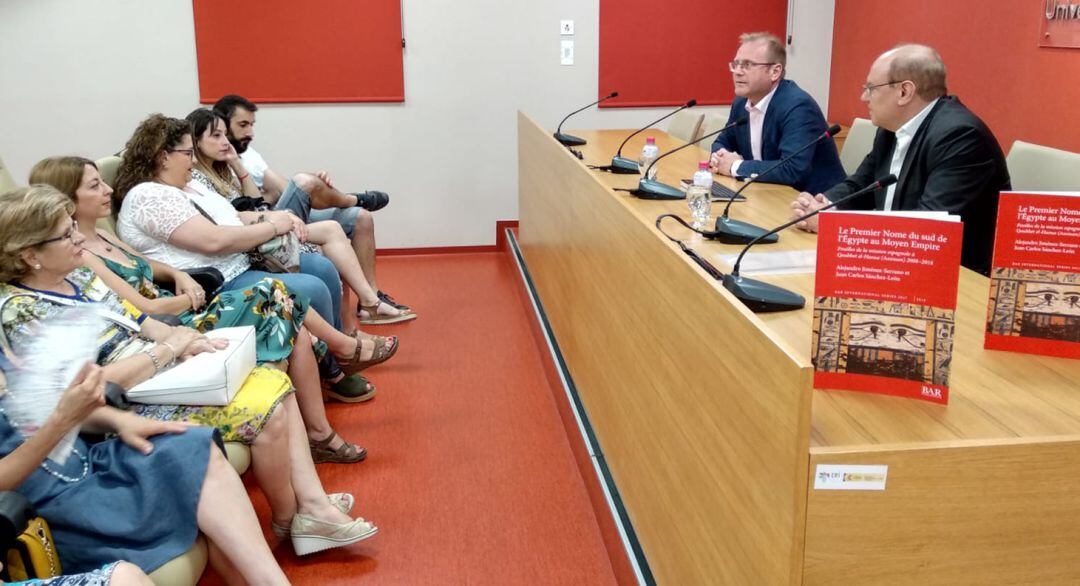 El doctor en Egiptología de la Universidad de Jaén y director del Proyecto Qbbet el-Hawa, Alejandro Jiménez y el profesor Juan Carlos Sánchez León, del Área de Historia Antigua de la UJA, durante la presentación del libro.