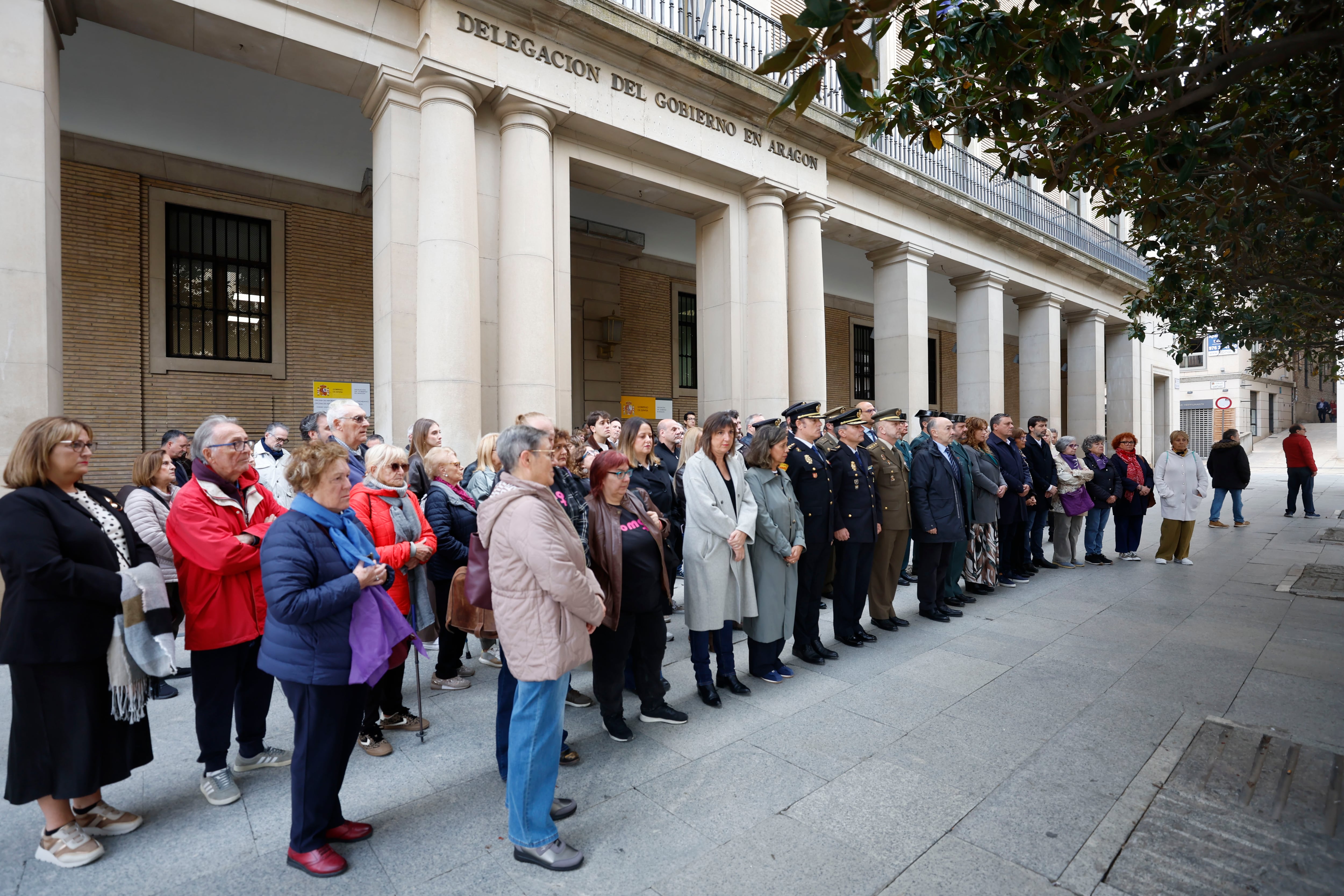 ZARAGOZA, 05/11/2025.- Minuto de silencio este miércoles frente a la Delegación del Gobierno en Zaragoza en memoria de Eugenia, una mujer de 49 años asesinada ayer, martes, a manos de su pareja en la capital aragonesa. EFE/ Javier Cebollada
