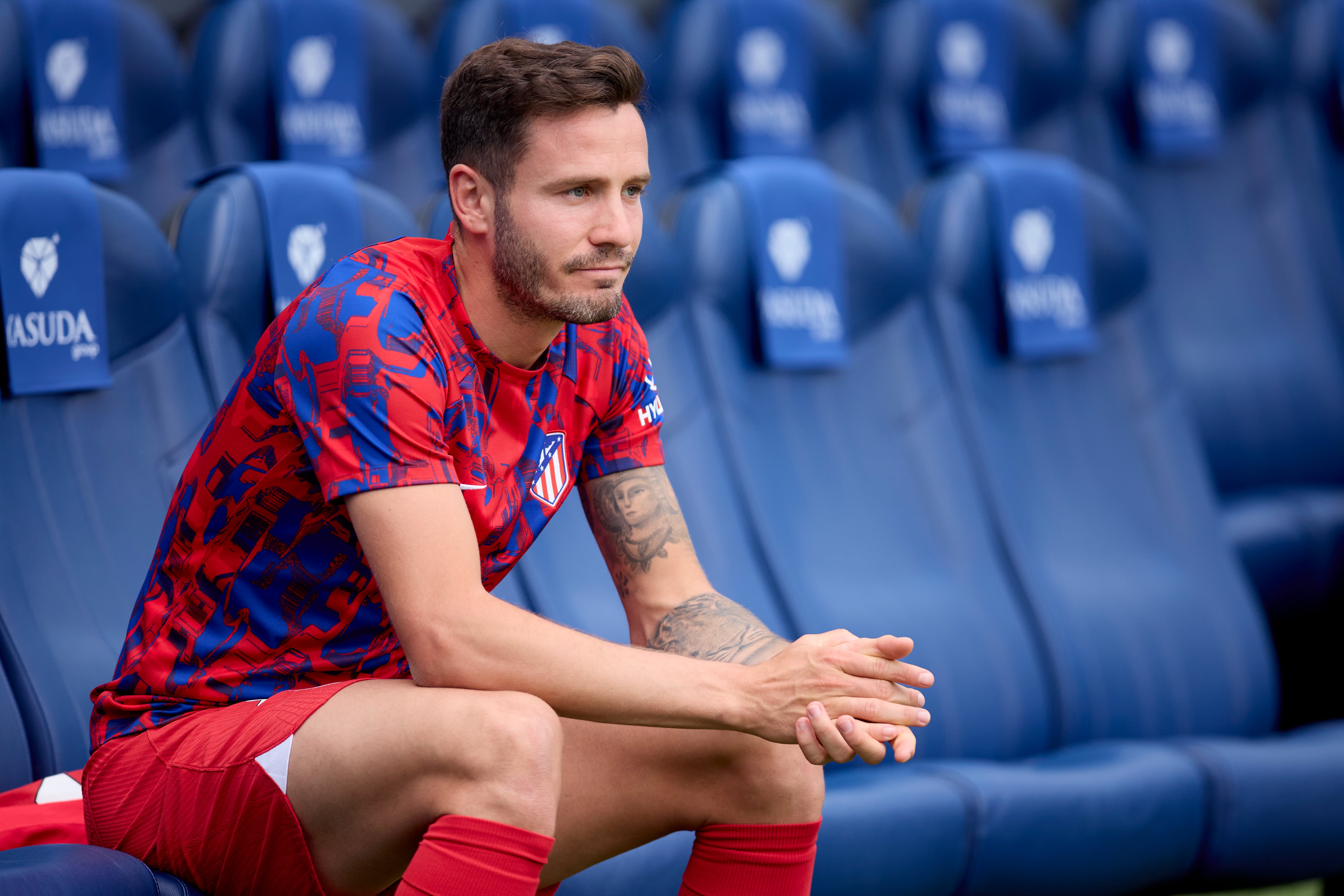 Saúl Ñíguez, en el banquillo, antes del partido de Liga entre la Real Sociedad y el Atlético de Madrid