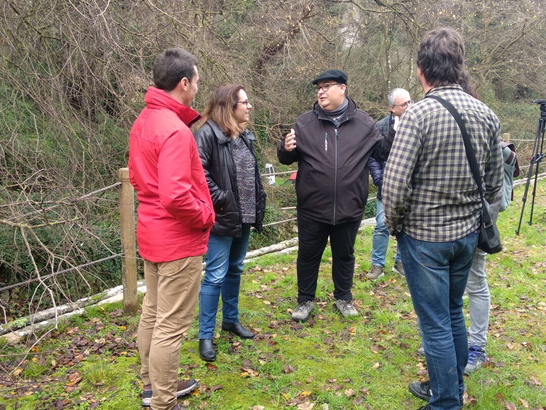 Guillem Ferrer de Càritas explica el proyecto &#039;Arbres d&#039;Algendar&#039; a los responsables del Consell encabezados por Susana Mora.