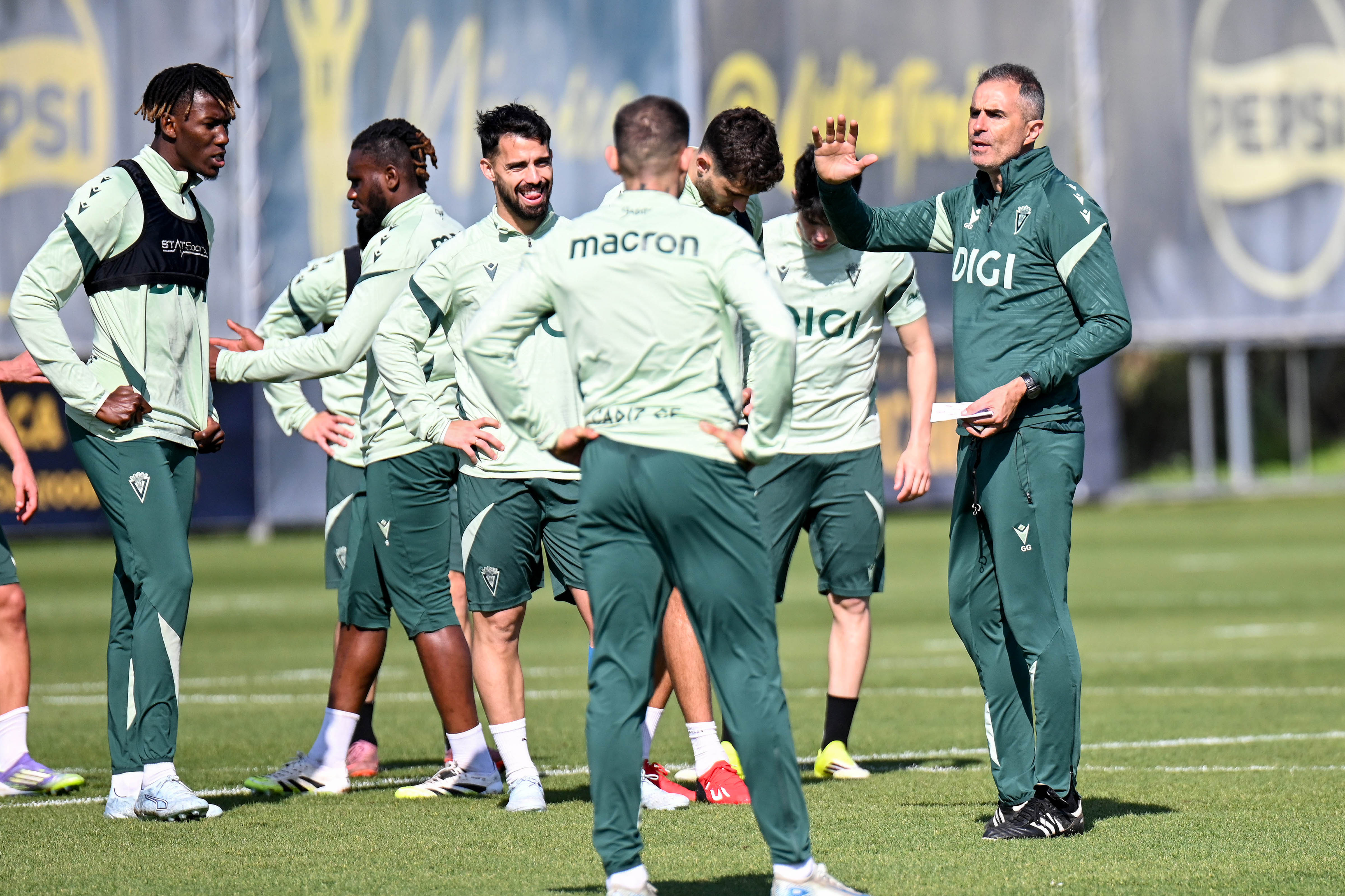 Gaizka Garitano dirigiendo un entrenamiento en la Ciudad Deportiva Ciudad de Cádiz.