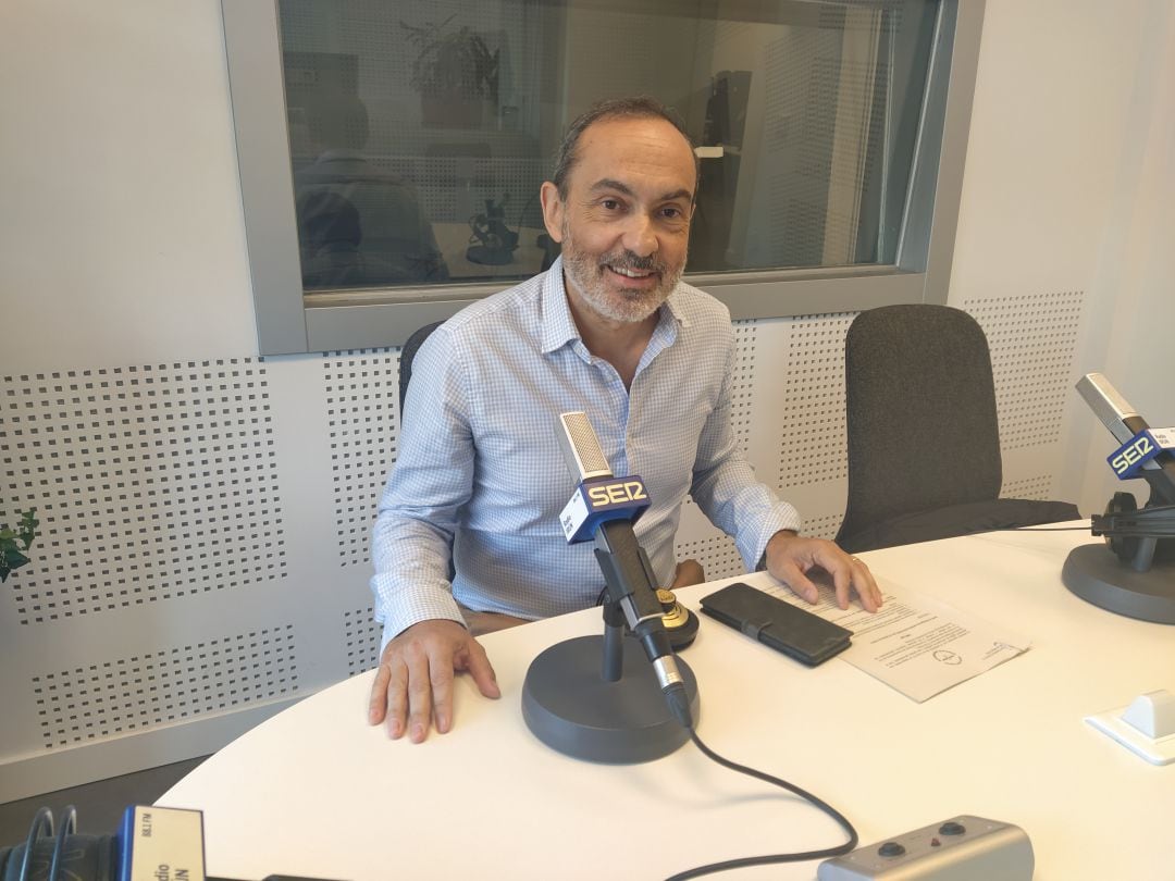 Miguel Ángel Páez, en los estudios de Radio Irun. 