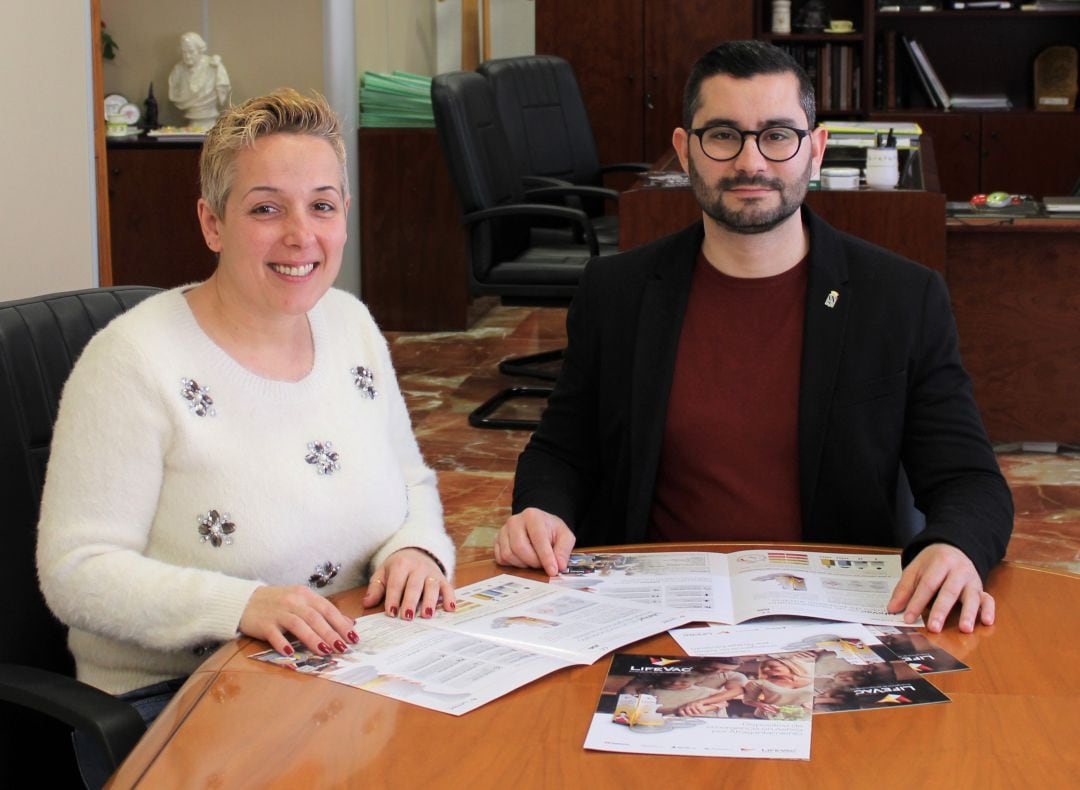 El alcalde, Samuel Falomir, y la concejala de Educación, Vanessa Périz.