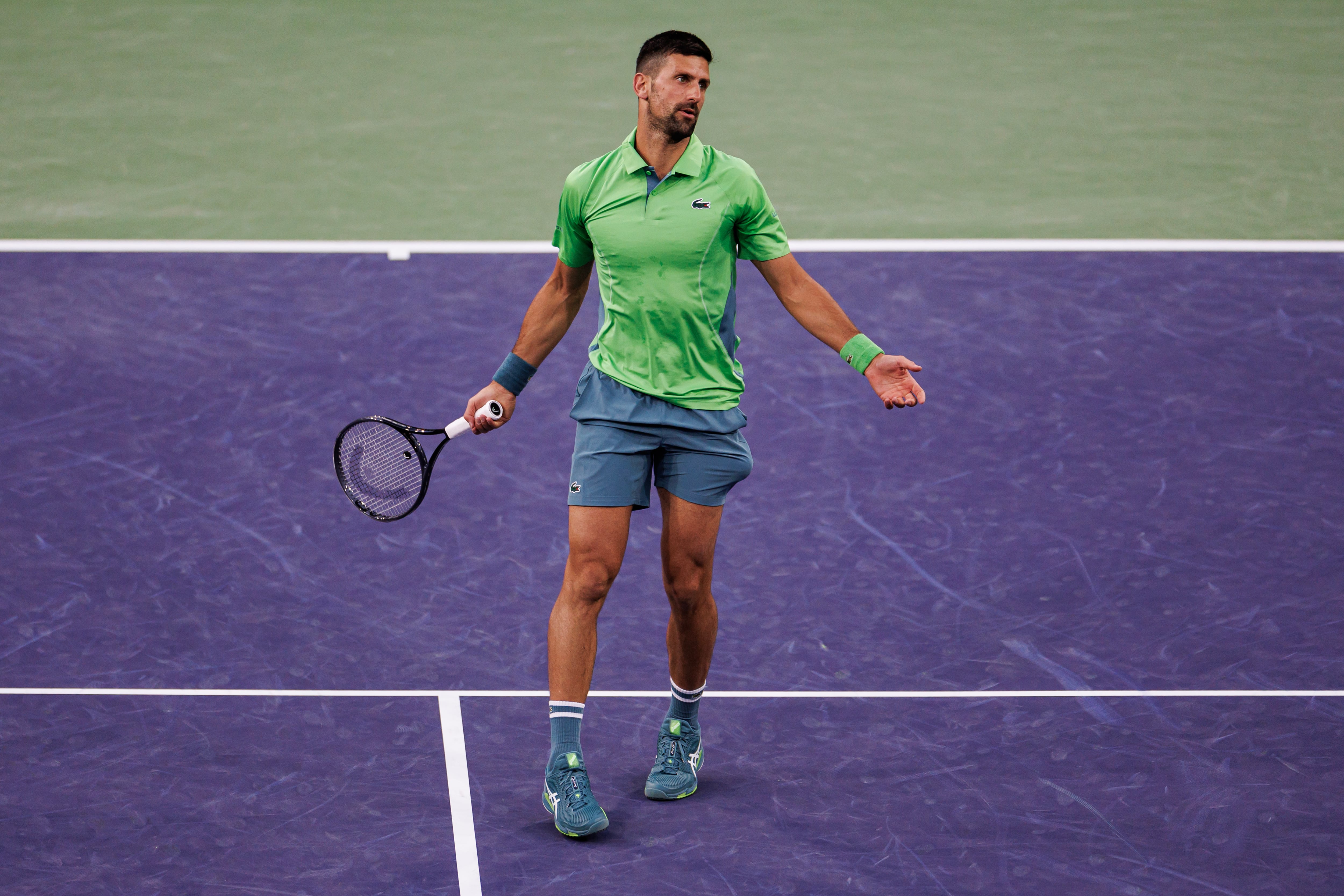 Novak Djokovic durante su partido en Indian Wells contra Luca Nardi