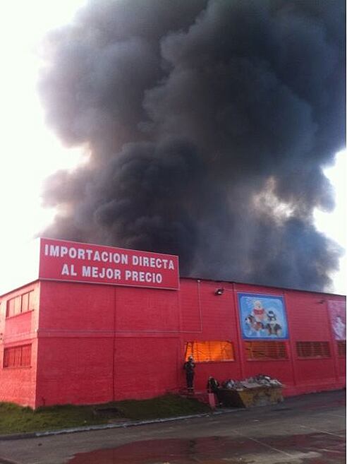Espectacular incendio en una nave industrial de Valdemoro