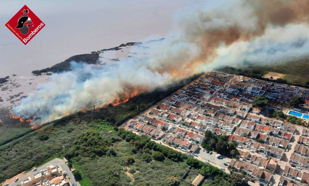Incendio en el Parque Natural de las Lagunas de la Mata de Torrevieja