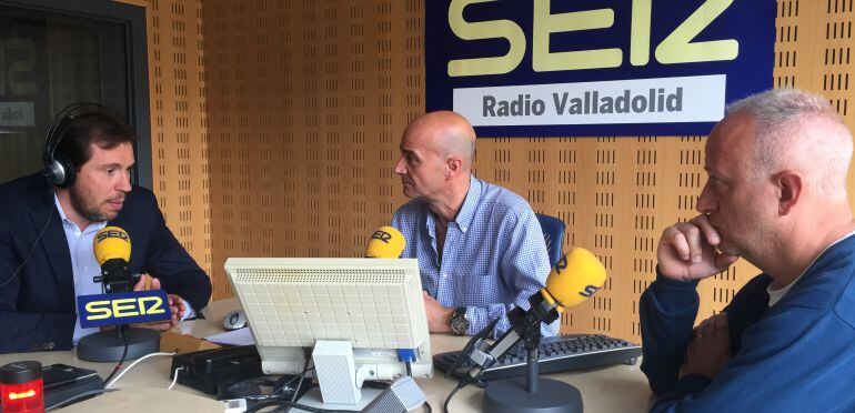 El alcalde de Valladolid, Óscar Puente, Carlos Flores y José Ignacio Tornadijo en los estudios de Radio Valladolid