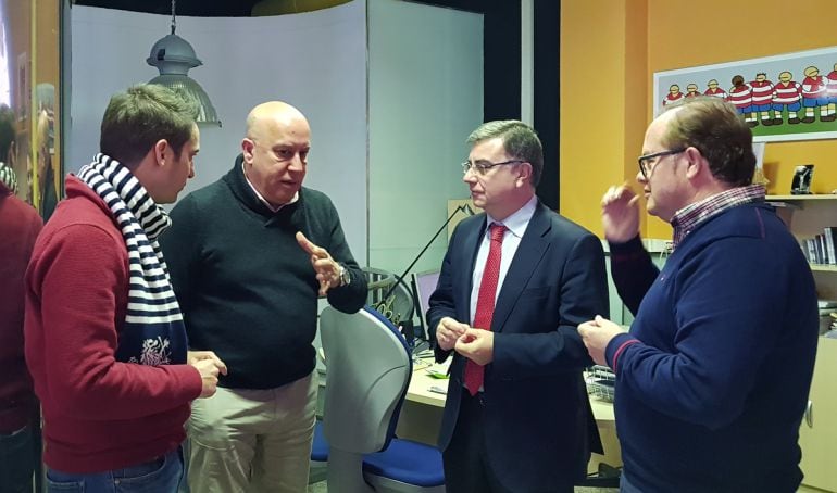 El subdelegado del Gobierno en Granada, Francisco Fuente (con corbata), charla en Radio Granada con Pablo Mariscal, de su departamento, y los compañeros de la casa Eduardo Salamanca (i) y Paco Anguita (d)