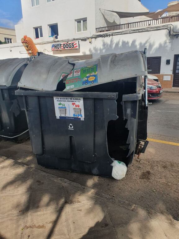 Contenedor de residuos orgánicos de Arrecife, Lanzarote, en mal estado.