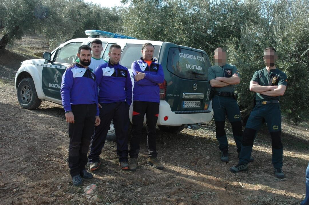 Pedro Miguel Carmona, Ángel Navarrete, Juan Alfonso Cabrera y Tomás Navarrete, con miembros del Grupo de Rescate Especial e Intervención en Montaña de la Guardia Civil