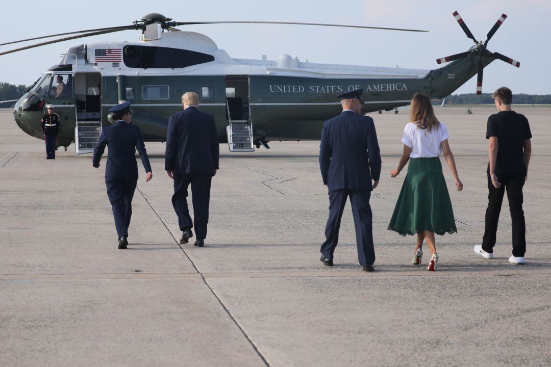 Donald Trump, accediendo al helicóptero tras bajar del &#039;Air Force One&#039; este lunes en Maryland