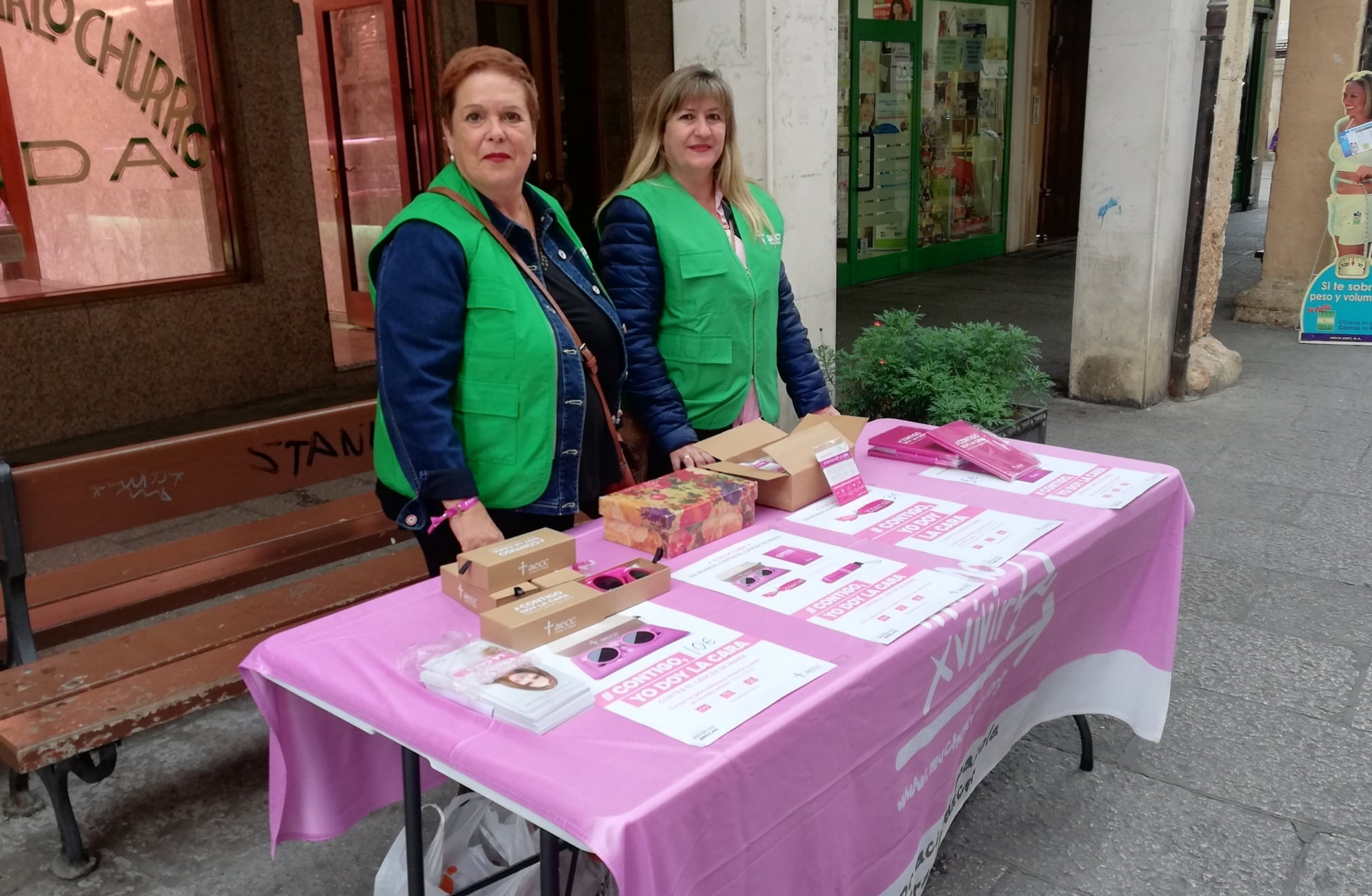 Imagen de archivo de la mesa informativa que la AECC instala en este Día Mundial Contra el Cáncer de Mama