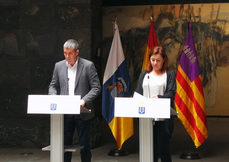 El presidente del Gobierno canario, Fernando Clavijo (i) y la presidenta del ejecutivo Balear, Francina Armengol (d), tras la reunión mantenida este miércoles en la sede de Presidencia de Santa Cruz de Tenerife.