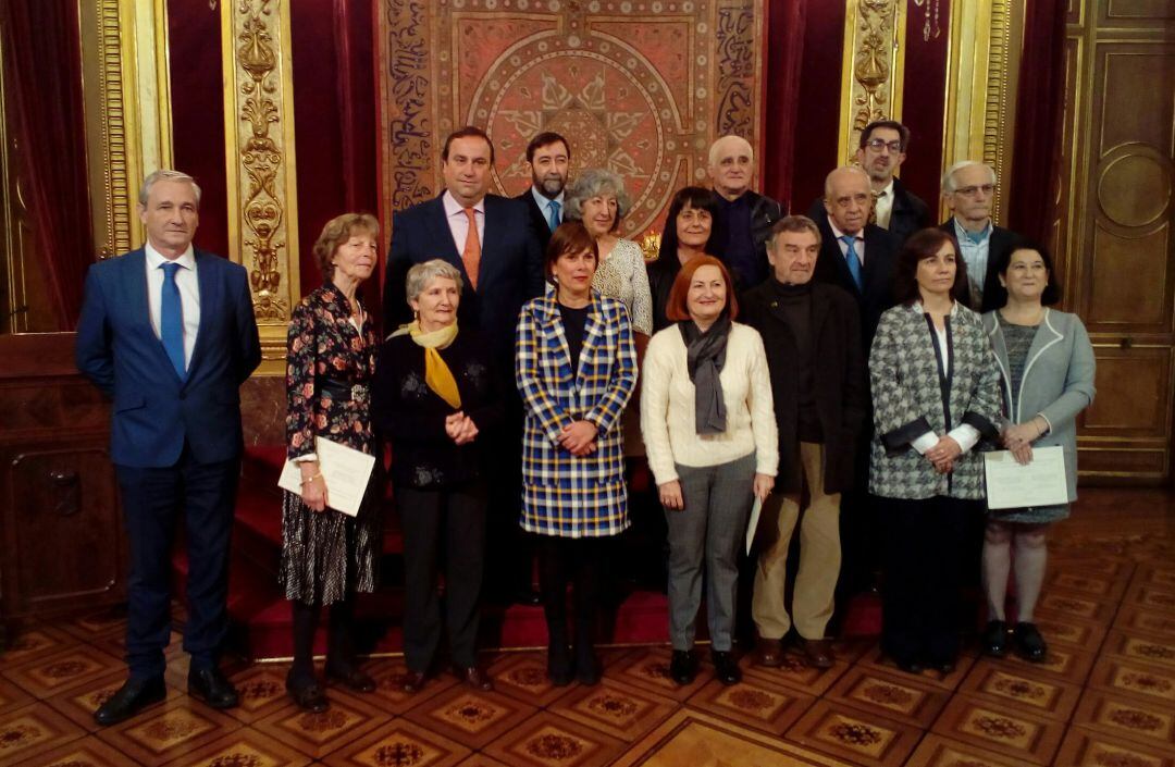 La presidenta Uxue Barkos, el consejero de Patrimonio, Mikel Aranburu, y la consejera de Cultura, Ana Herrera, se fotografiaron con los donantes en el Salón del Trono del Palacio de Navarra