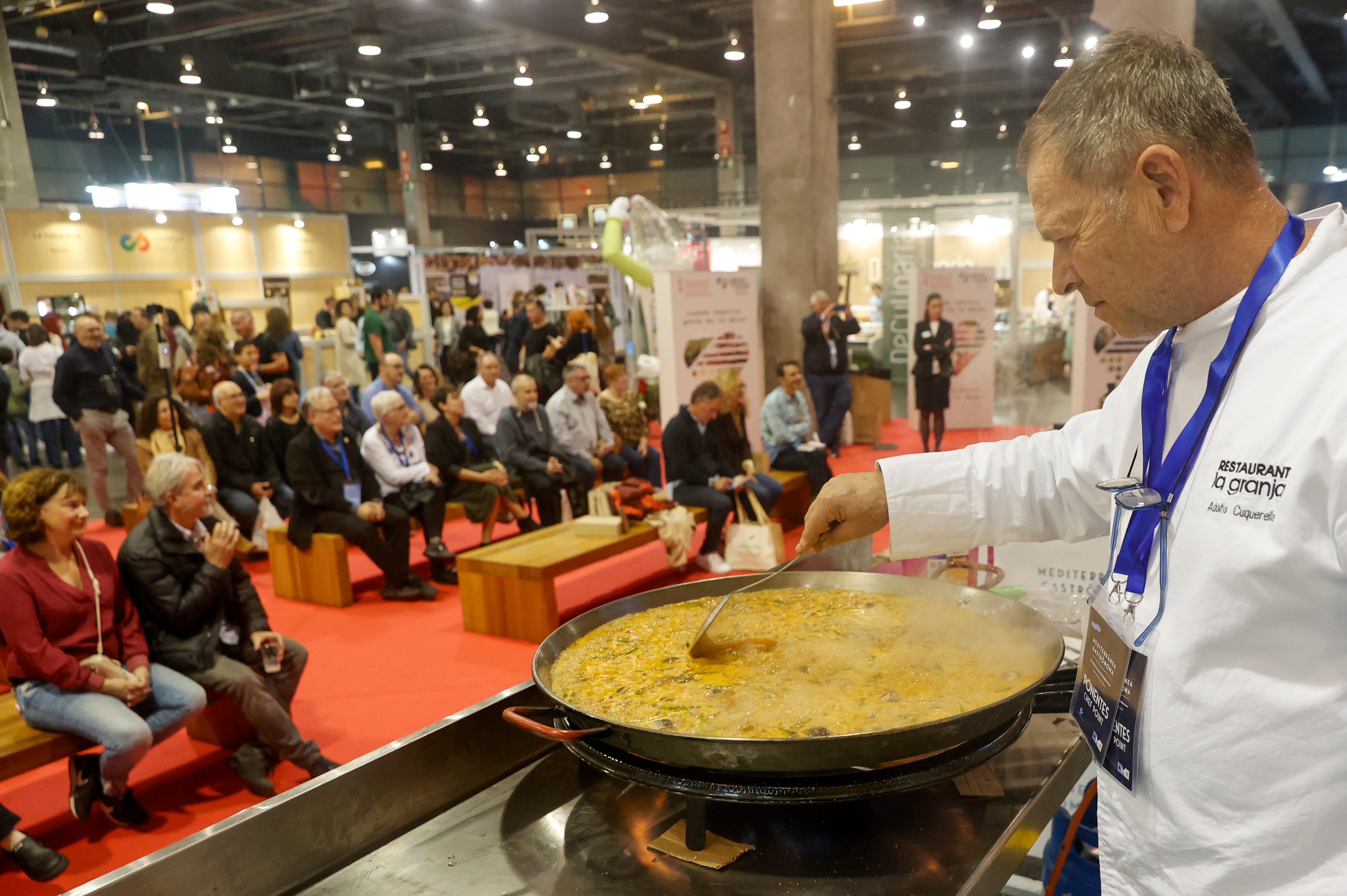 GRAFCVA9676. VALENCIA, 13/11/2022.- Un cocinero prepara una plato en una paella durante la feria Mediterránea Gastrónoma que abre sus puertas con más de 200 ponentes y 20.000 m2 dedicados a la alta cocina, la panadería, la pastelería, el vino, el producto o el diseño. EFE/Kai Försterling