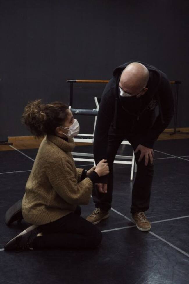 Elena Candela y Tomàs Mestre en uno de los ensayos de 'La langosta no se ha posado'