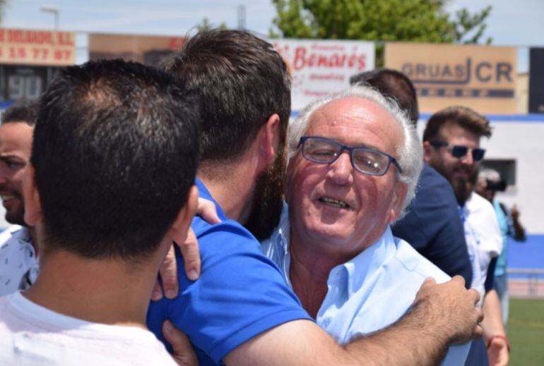 Manuel Jiménez abrazando a Albaero Vázquez al finalizar la temporada