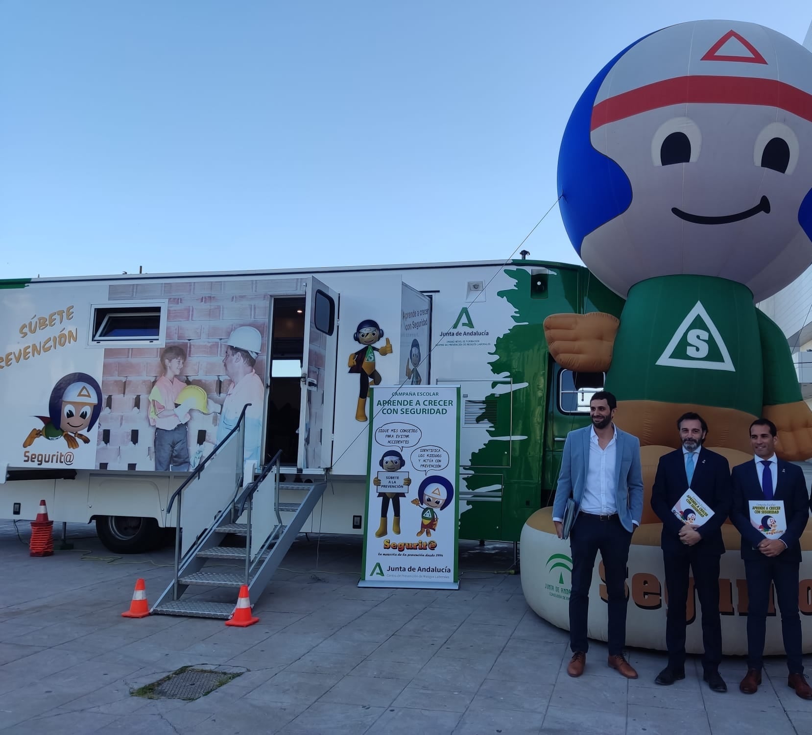 Delegados de la Junta acompañados del director del colegio &#039;Cristo Rey&#039; de Jaén ante la mascota Segurit@ y el Aula-Bus